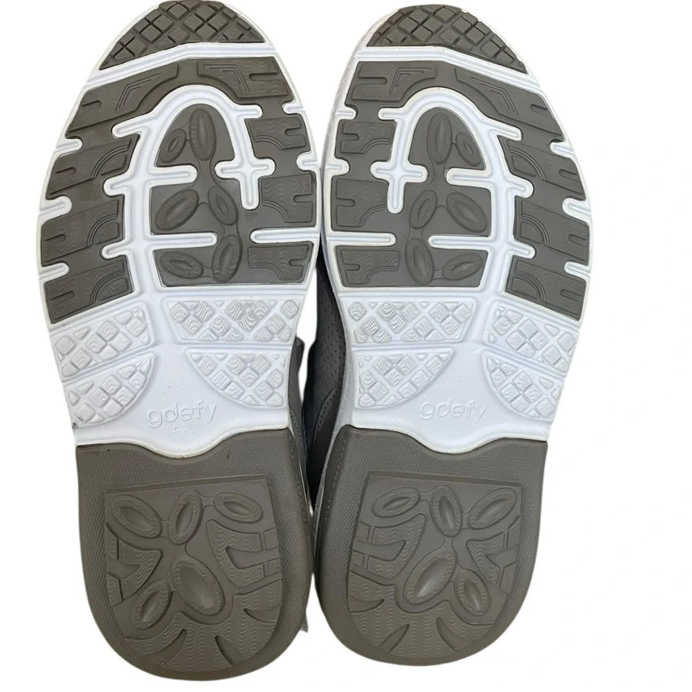 NWT GDEFY Orion Athletic shoes tan/ white‎ size 10